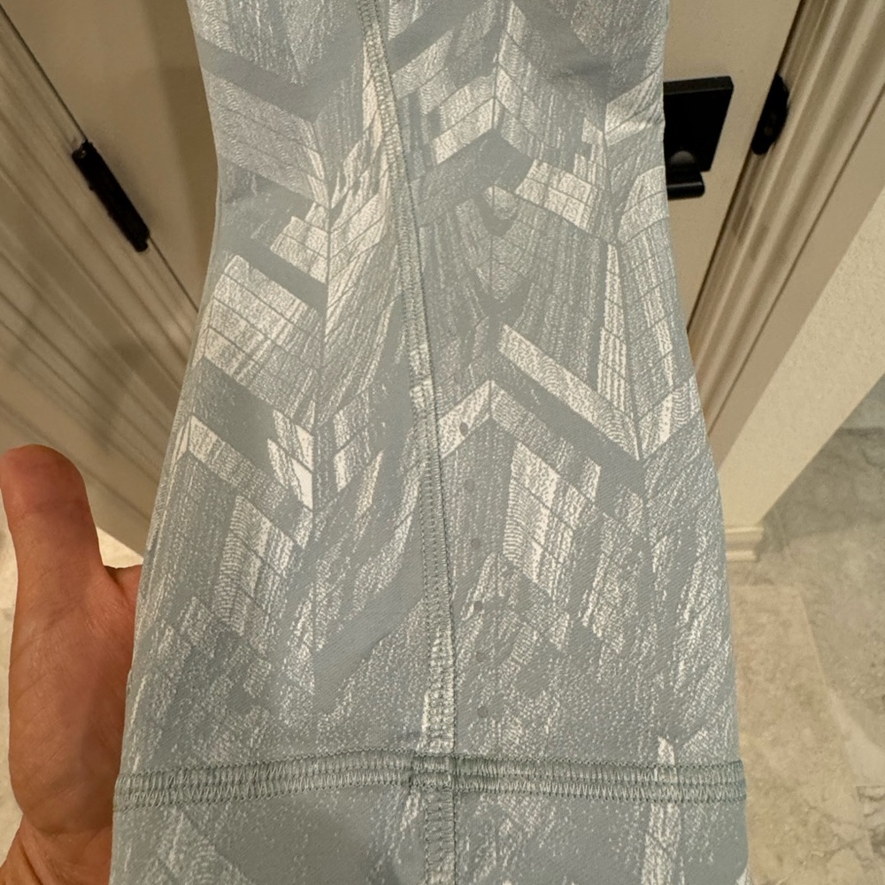 Lululemon Size 6 capri mint chevron pattern with pockets.